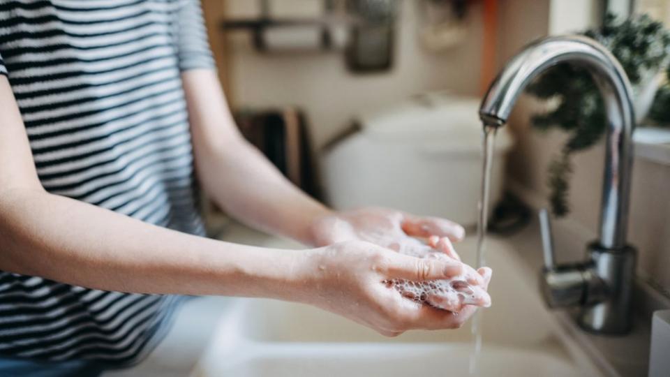 Mujer lavándose las manos