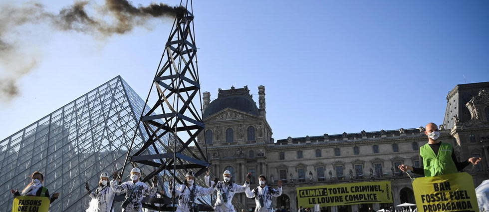 Des activistes de Greenpeace ont manifesté devant le Louvre à Paris, ciblant Total, le 6 octobre 2021.
