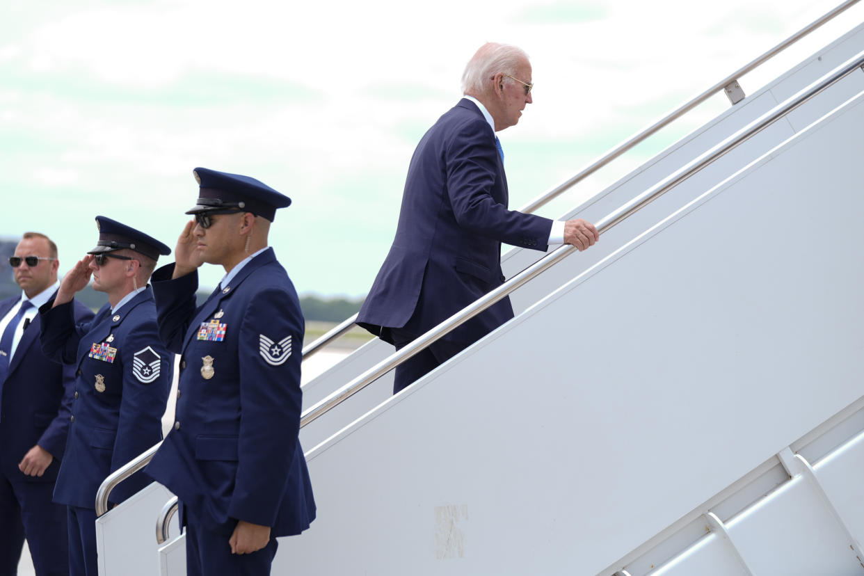 Biden abordando el avión presidencial (AP Photo/Manuel Balce Ceneta)