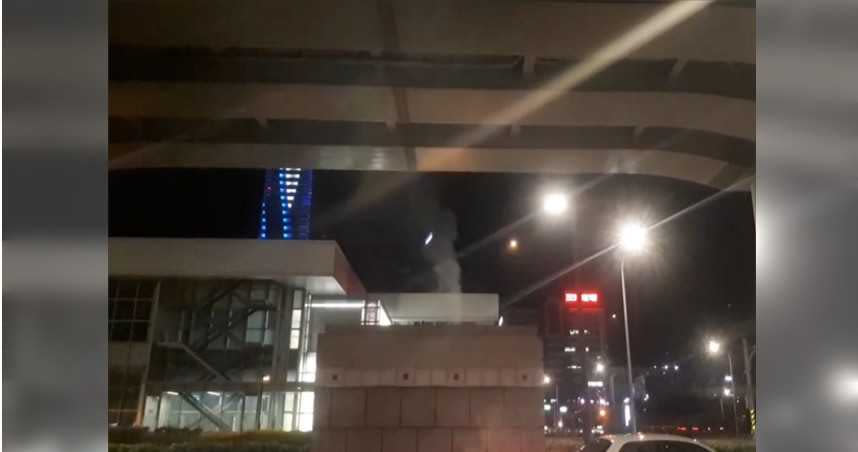 台北捷運地下街Y1晚間竄出濃煙，警消到場馳援。（圖／翻攝畫面）