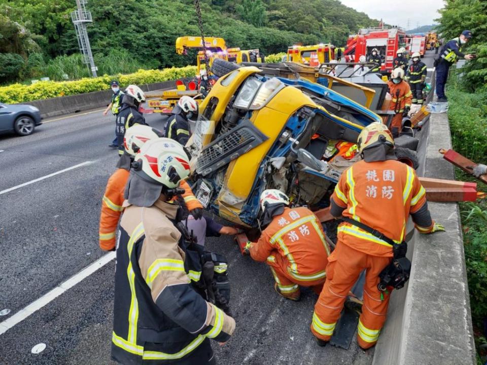 國道1號南向楊梅路段74.5公里處12日清晨5時20分許，發生大貨車與小貨車擦撞車禍，造成1人死亡、1人受傷。（警方提供／中央社）