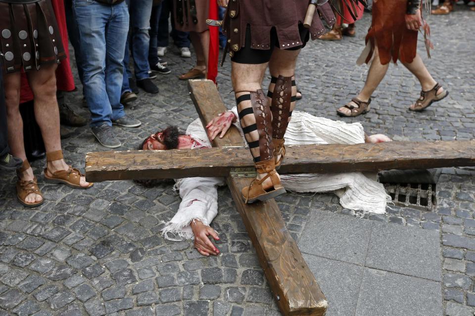 Actors take part in a re-enactment of the "Via Crucis" (Way of the Cross), which commemorates the crucifixion of Jesus Christ, during the Orthodox Holy Week celebrations in Bucharest April 15, 2014. Romania's Christian Orthodox majority will celebrate Easter on April 20 together with Catholic believers. REUTERS/Bogdan Cristel (ROMANIA - Tags: RELIGION SOCIETY)