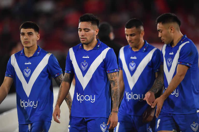 El plantel de Vélez fue agredido por la barrabrava tras la derrota con Huracán