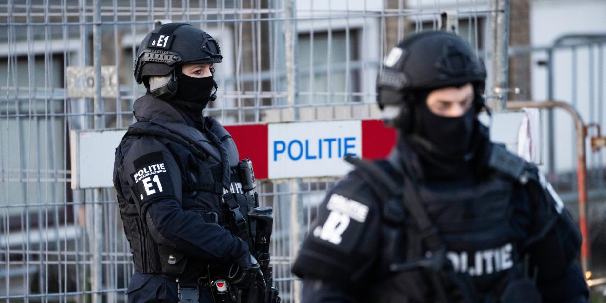 Schwer bewaffnete Polizisten beim Prozess gegen niederländische "Mocro-Mafia".<span class="copyright">Peter Dejong/AP/dpa</span>