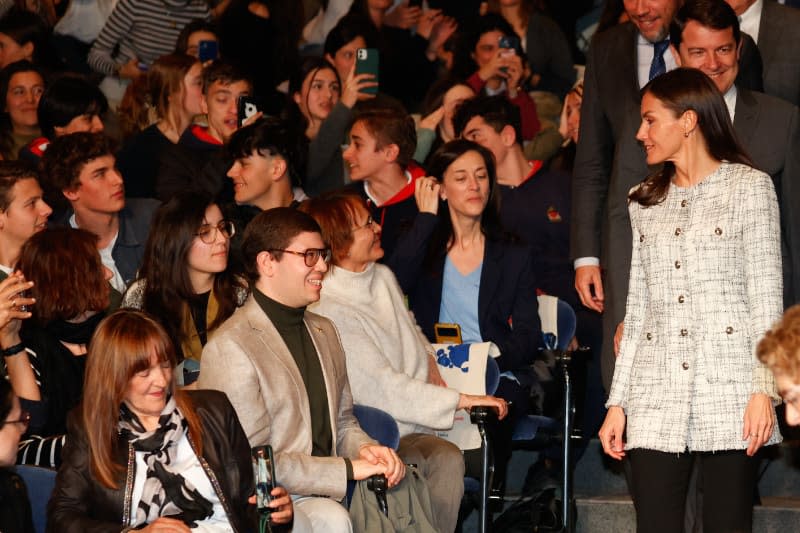 Doña Letizia en un auditorio con jóvenes 