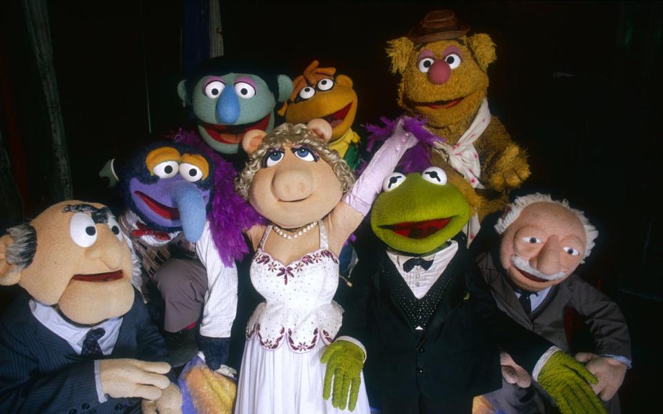 Die Muppets sind natürlich kein spezielles Phänomen der 70-er, aber damals ging es eben richtig los mit dem kultigen Puppentheater von Jim Henson. Ab 1976 wurden 120 Folgen gedreht, später gab es für Kermit und Co. zahlreiche TV-Comebacks (zuletzt sogar bei der amerikanischen Ausgabe von "The Masked Singer"!) sowie Kinofilme. Ohne "The Muppet Show" wäre die zeitgenössische Popkultur undenkbar. (Bild: Julio Donoso/Sygma/Getty Images)