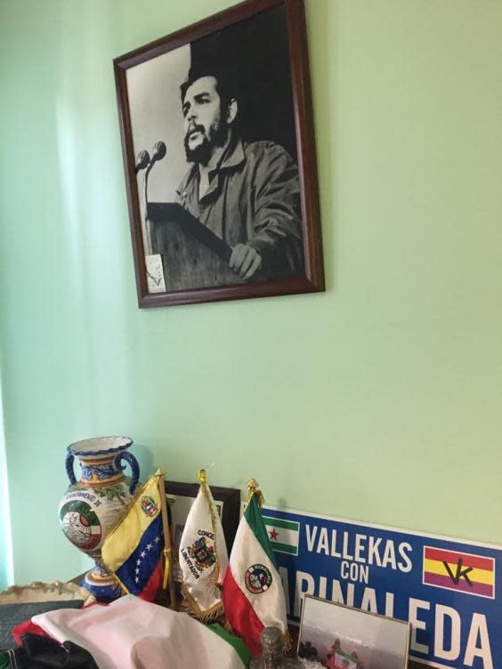 A photo of Che Guevara watches over Juan Manuel Sánchez Gordillo’s office (Elisa Menendez)