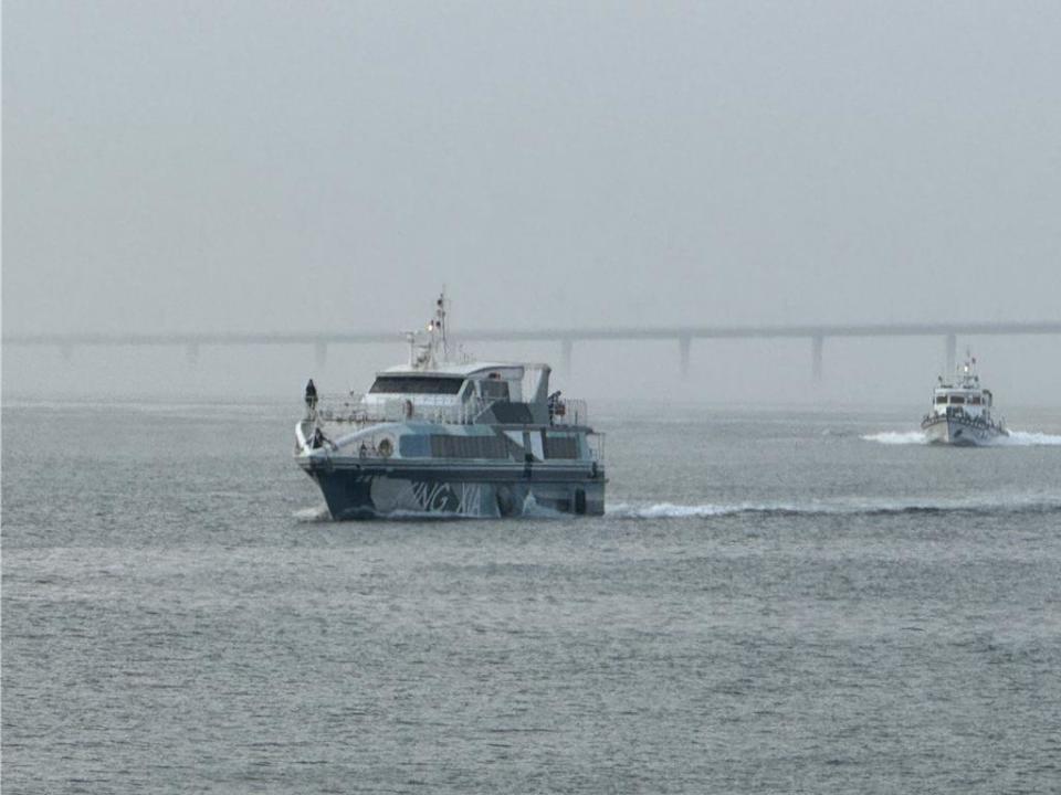 金門海巡隊獲報則立刻派遣2艇前往護航「初日號」，於下午5時許返抵金門。（于家麒攝）