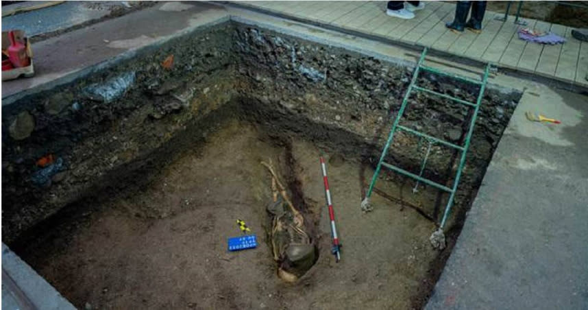 基隆市文化局在諸聖教堂的考古遺址上，發現一具新遺骸，現正進行清整，並進行研究調查。（基隆市政府提供／張志康基隆傳真）