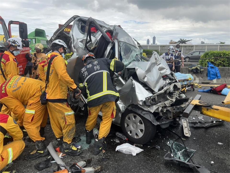 快新聞／國1北向瑞隆段連環車禍「轎車遭夾扁」 2人送醫宣告不治