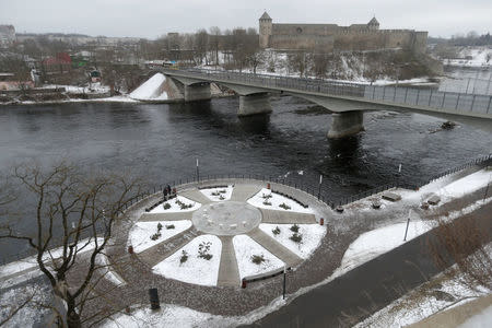 A general view of the bridge over Narva river at the border crossing point with Russia in Narva, Estonia February 16, 2017. REUTERS/Ints Kalnins
