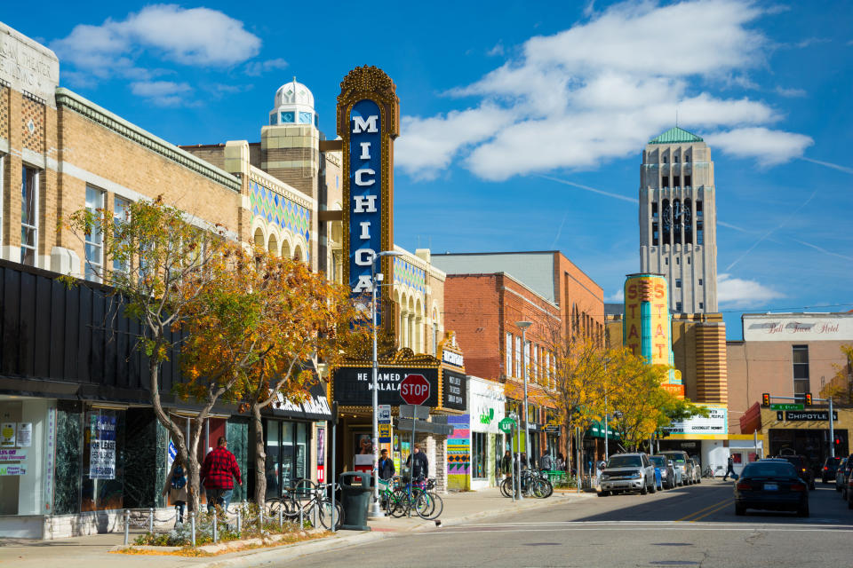 People walking in the sidewalk of Liberty Street in Downtown Ann Arbor