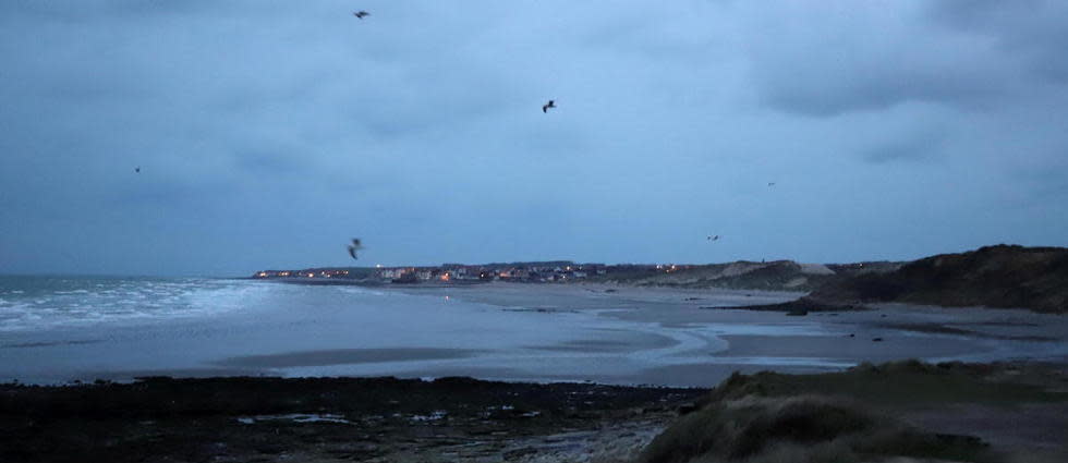 La plage de Wimereux, près de Calais, dans le nord de la France, de laquelle beaucoup de migrants partent pour essayer de rejoindre le Royaume-Uni. Le 24 novembre 2021, 27 migrants sont morts lorsque leur petit bateau a coulé. 
