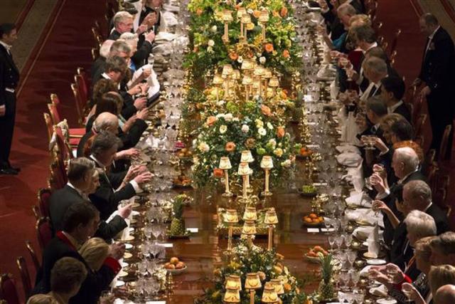 Uno de los suntuosos banquetes reales ofrecidos por la reina