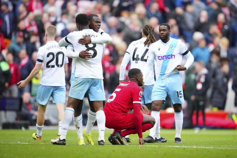 Ibrahima Konate, el defensor de Liverpool, en el medio de los festejos de los jugadores de Crystal Palace, que hicieron historia en Anfield