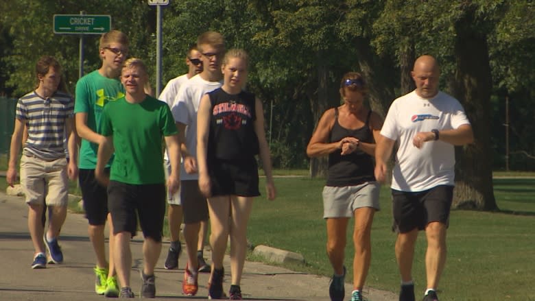 Dozens take part in Winnipeg brain injury awareness walk