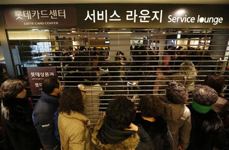 Customers wait in a line to apply for their credit cards to be reissued at Lotte Card's main office in Seoul January 21, 2014. REUTERS/Kim Hong-Ji