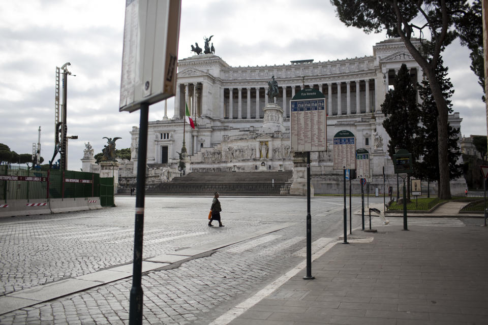 Il centro di Roma e Città del Vaticano sono deserti la prima domenica dopo l’entrata in vigore delle restrizioni per combattere l’epidemia da coronavirus. Tra i monumenti della Capitale, non si vedono i soliti assembramenti di turisti.