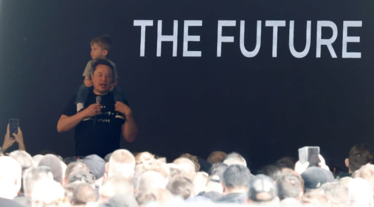 El director ejecutivo de Tesla, Elon Musk, lleva en hombros a su hijo X Æ A-12 durante una visita a su fábrica de automóviles eléctricos en Grunheide, cerca de Berlín, el 13 de marzo de 2024 (Odd Andersen)