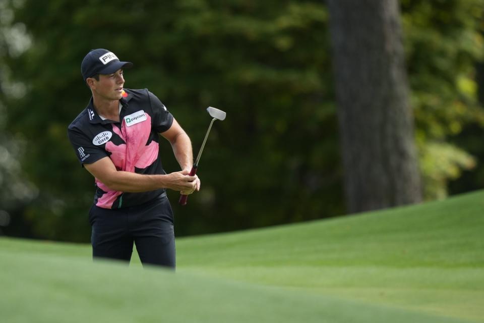 Viktor Hovland, of Norway, watches his putt on the eighth hole during the first round at the Masters golf tournament at Augusta National Golf Club Thursday, April 11, 2024, in Augusta, Ga. (AP Photo/Matt Slocum)