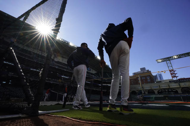 Houston Astros manager Dusty Baker Jr. (12) waves to the crowd before the  MLB game between the New York Yankees and the Houston Astros on Thursday,  Ju Stock Photo - Alamy