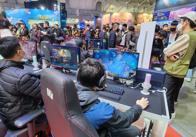 台北國際電玩展中，民眾排隊試玩新遊戲。胡華勝攝
