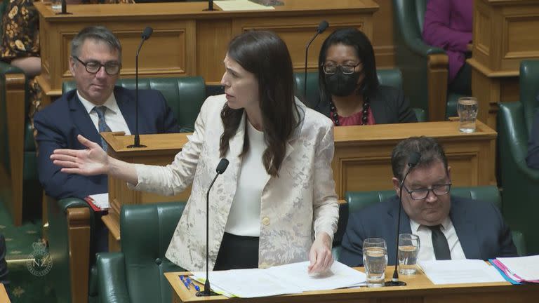 La primera ministra de Nueva Zelanda Jacinda Ardern fue capturada con el micrófono abierto el martes 13 de diciembre de 2022, utilizando una vulgaridad contra un político rival