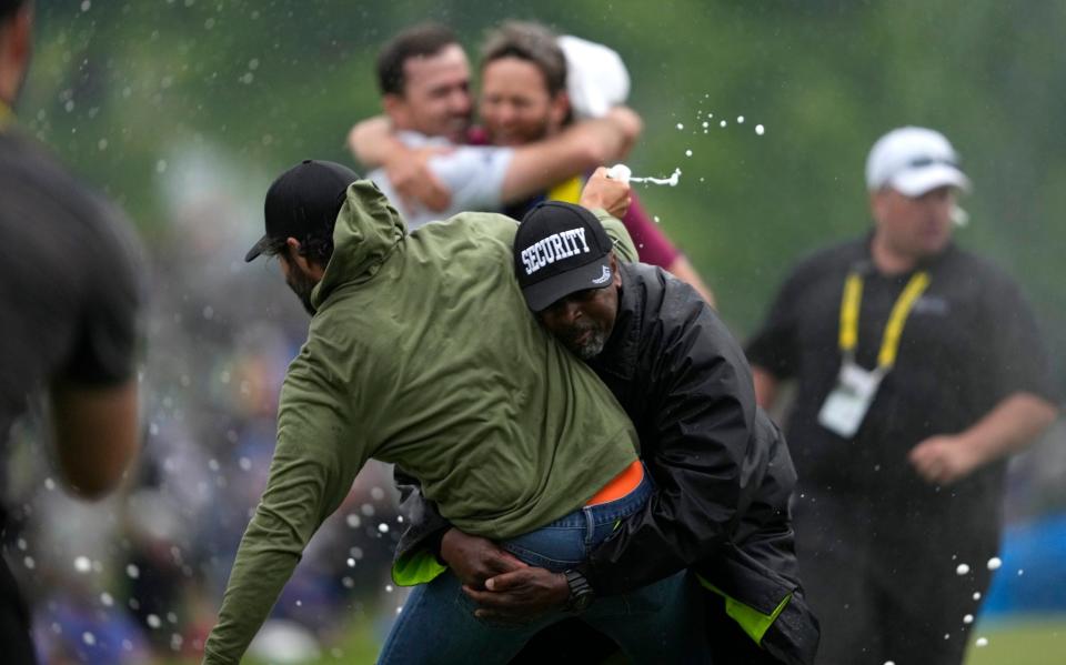 Ver: El golfista Adam Hadwin es confundido con un aficionado y el rugby es abordado por un guardia de seguridad en el Abierto de Canadá - AP/Andrew Lahodynskyj