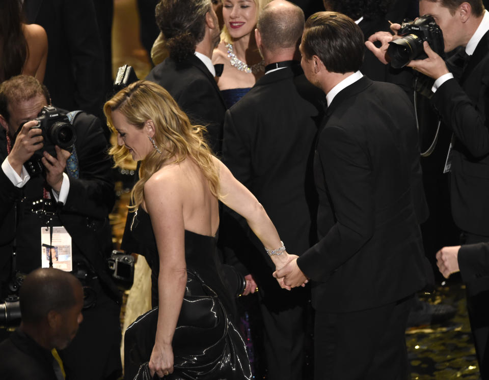 <p>Händchen haltend schlenderten die beiden Schauspieler 2016 nach der Verleihung durch das Dolby Theatre in Los Angeles. Trotz andauernder Gerüchte geloben die beiden: Wir sind nur gute Freunde! (Bild: AP Photo) </p>