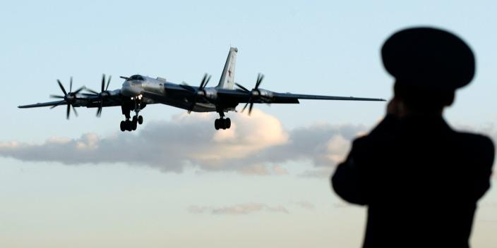 یک افسر روسی از یک بمب افکن Tu-95 یا 