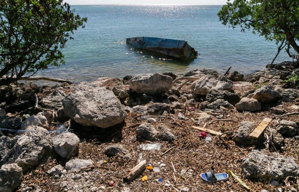 Un barco vacío se ve en alta mar cerca de la autopista de ultramar y Little Conch Key el sábado 7 de enero de 2023, en los Cayos de la Florida.