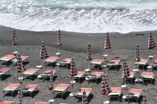 Sdraio e ombrelloni sulle spiagge del litorale genovese  ANSA/LUCA ZENNARO (Photo: LUCA ZENNARO ANSA)