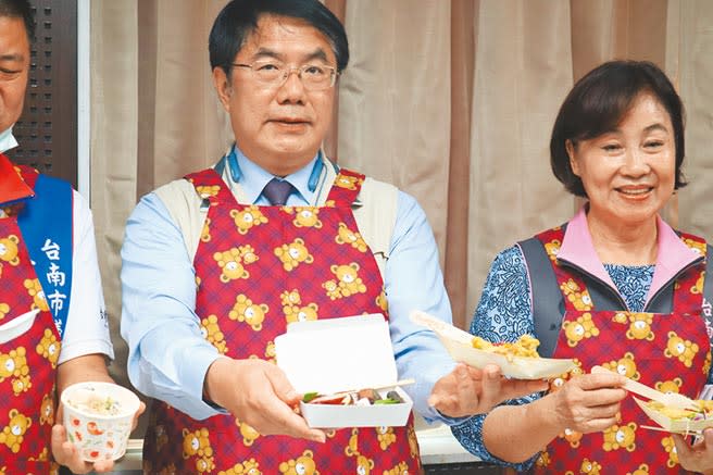 「2020台南虱目魚文化季」將於10月開跑，台南市長黃偉哲（左）推薦民眾享用低脂又健康的虱目魚料理。（李宜杰攝）