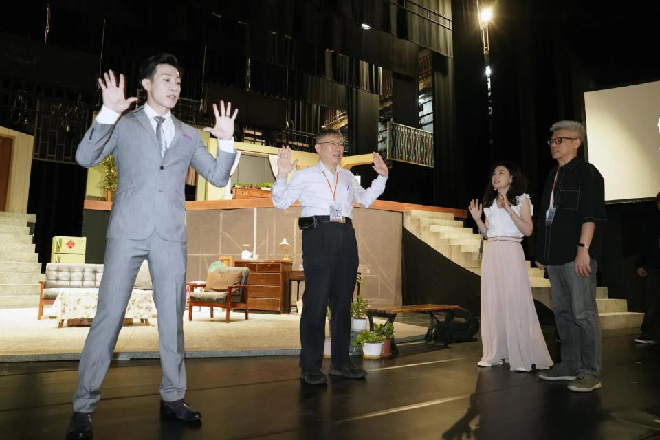 台灣民眾黨主席柯文哲參與全民大劇團《倒垃圾》音樂劇彩排。（圖／台灣民眾黨提供）