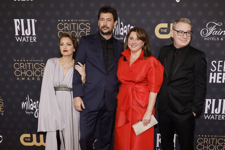 Dolores Fonzi, Santiago Mitre, Victoria Alonso, y Axel Kuschevatzky en la alfombra roja de la 28.ª edición de los Critics Choice Awards en el Fairmont Century Plaza de Los Ángeles