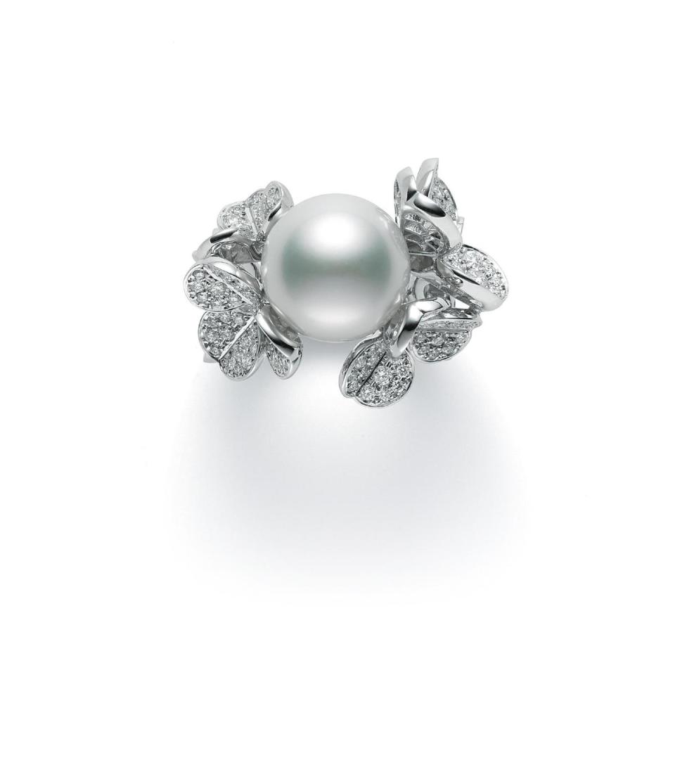 Fortune Leaves系列南洋珍珠鑽戒，18K白金鑲嵌鑽石總重約1.18克拉，搭配南洋珍珠，尺寸約12.50-12.99mm。NT$574,000。（MIKIMOTO提供）