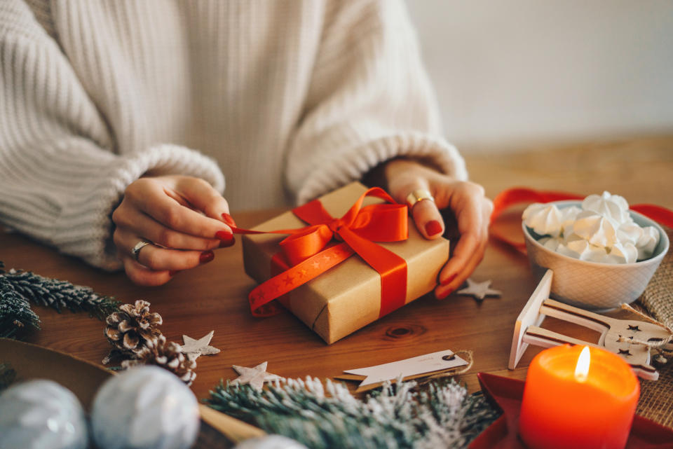 Wer jetzt schon das ein oder andere Weihnachtsgeschenk besorgt, kann Geld sparen. (Symbolbild: Getty)