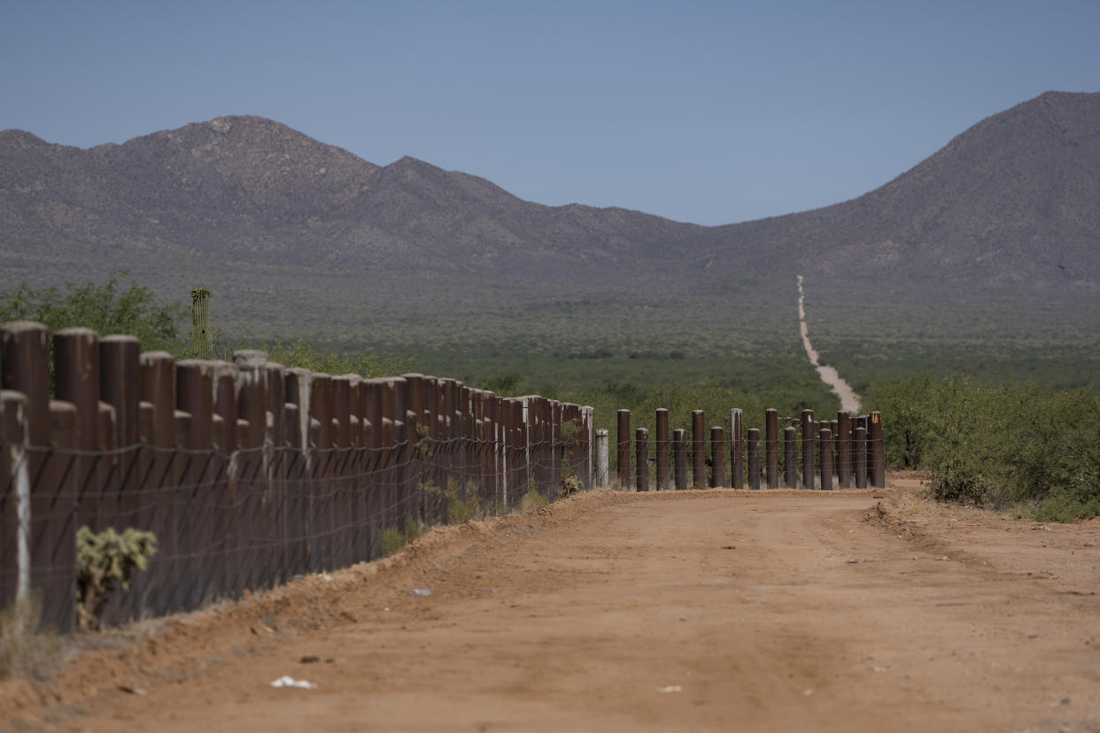 La valla de la frontera entre México y Estados Unidos en la nación tohono o’odham, cerca de Sells, Arizona, el 24 de junio de 2023. (Rebecca Noble/The New York Times)