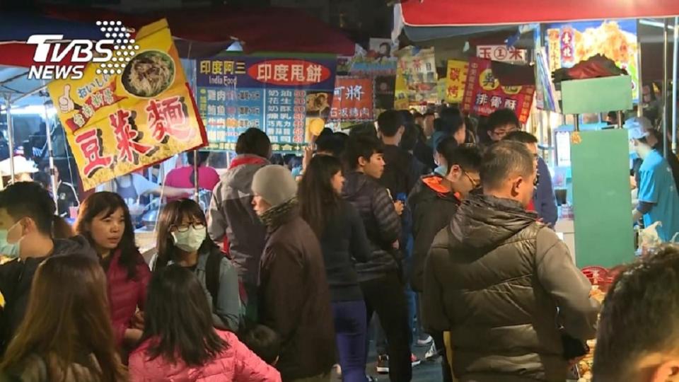 台中旱溪夜市吸引許多遊客慕名前來。（圖／TVBS資料照）