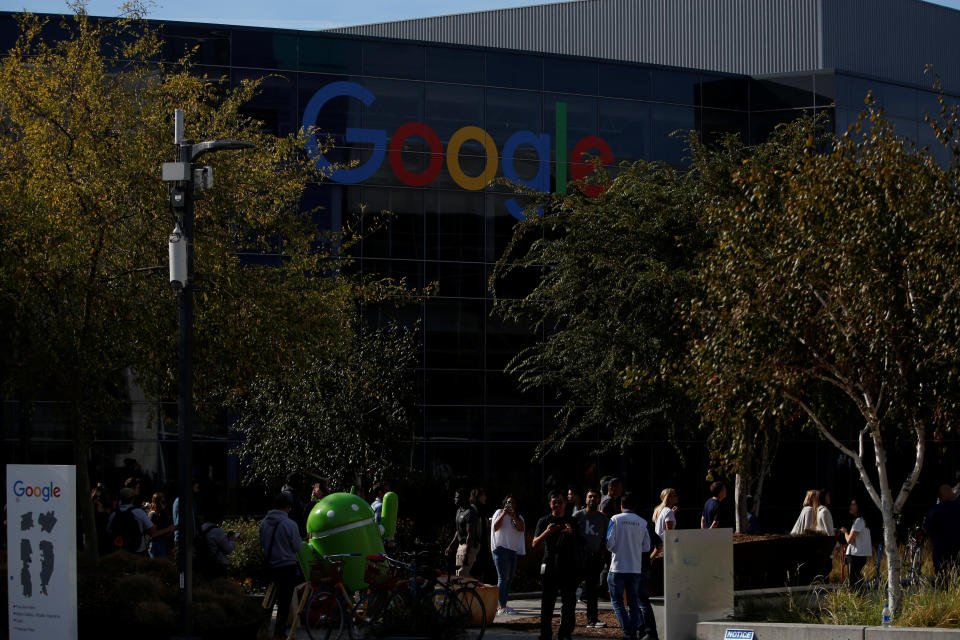 Empleados de Google realizan un 'paro de mujeres' en sus oficinas de Googleplex en protesta por el manejo de la compañía y preocupaciones sobre varios otros gerentes que presuntamente habían incurrido en mala conducta sexual, en California, Estados Unidos, 1 de noviembre de 2018. (Archivo. REUTERS/Stephen Lam)