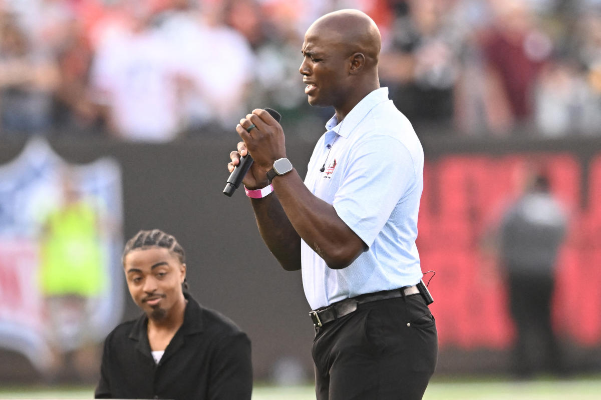 NFL Hall of Fame Game DeMarcus Ware sings national anthem in tribute