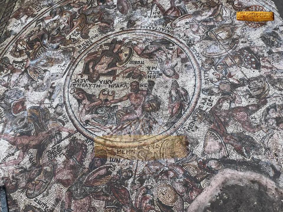 El mosaico representa escenas de la mitología griega y romana.