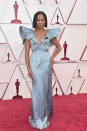 <p>Regina King eröffnete die Verleihung und zeigte in maßgeschneidertem Louis Vuitton, warum sie eine der Style-Queens Hollywoods ist. Von den dramatischen Ärmeln im 80er-Stil über die 16.000 Ziersteine, die den metallic-blauen Stoff säumten bis hin zum tiefen Ausschnitt - hier wusste man nicht, wo man zuerst hinschauen soll. </p> 