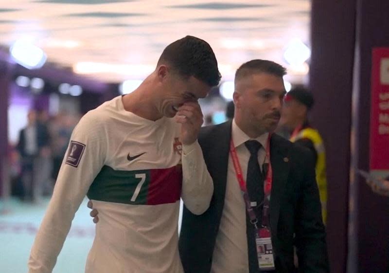 C羅納度（Cristiano Ronaldo）最後一舞畫下句點，賽後掩面啜泣走下球場。（東方IC）