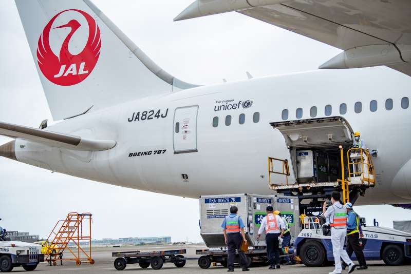 20210604-日本政府無償提供台灣124萬劑AZ疫苗，4日下午抵達桃園機場。（桃園市政府新聞處提供）