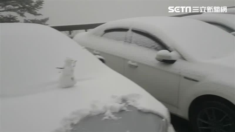 車子上也鋪滿厚厚的雪花。