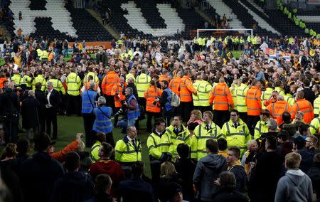 Britain Football Soccer - Hull City v Derby County - Sky Bet Football League Championship Play-Off Semi Final Second Leg - The Kingston Communications Stadium - 17/5/16 Hull's Steve Bruce (L) talks to the media as fans invade the pitch after reaching the Sky Bet Football League Championship Play-Off Final Action Images via Reuters / Craig Brough