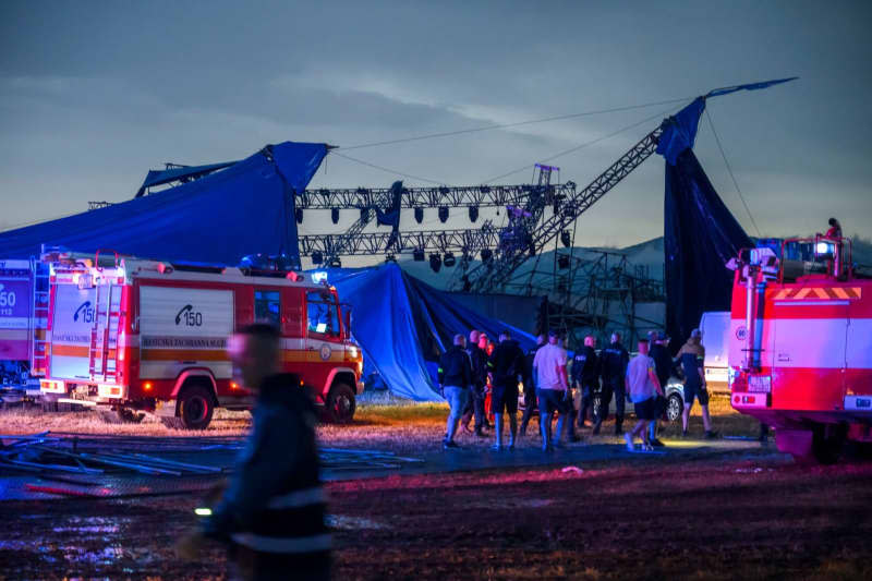 Hlavné pódium festivalu "Pohoda" (comfort or comfort) sa len čiastočne nachádza v areáli letiska v Trenčíne.  Festival bol predčasne zrušený po tom, čo miesto zničila búrka a mnohí návštevníci utrpeli zranenia.  prosím  Jaroslav Novák/TASR/dpa