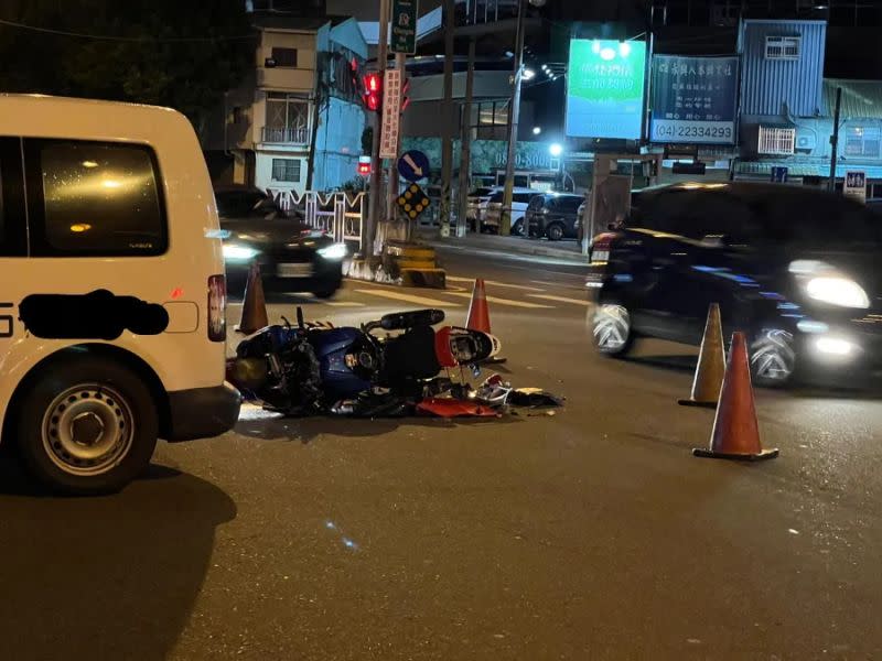 ▲台中市殯儀館門前昨（13）晚發生一起死亡車禍，一輛重機與小貨車在路口相撞，騎士噴飛倒地，送醫後宣告不治。（圖／翻攝自記者爆料網）