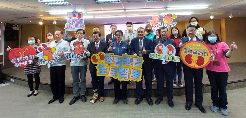 台南市將在各區推出卅場社區及學校愛腎講座及行動醫院全民健檢，宣導愛腎護腎。 （記者葉進耀攝）